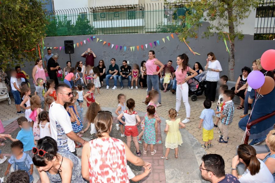 ΠΕΡΙΣΣΟΤΕΡΑ ΑΠΟ 250 ΠΑΙΔΙΑ ΤΩΝ ΠΑΙΔΙΚΩΝ ΣΤΑΘΜΩΝ ΔΗΜΙΟΥΡΓΗΣΑΝ, ΕΠΑΙΞΑΝ ΚΑΙ ΧΑΡΗΚΑΝ ΧΘΕΣ ΣΤΟ ΠΑΡΚΟ ΓΕΝΝΗΜΑΤΑ ΣΤΗΝ ΕΤΗΣΙΑ ΓΙΟΡΤΗ ΤΟΥΣ